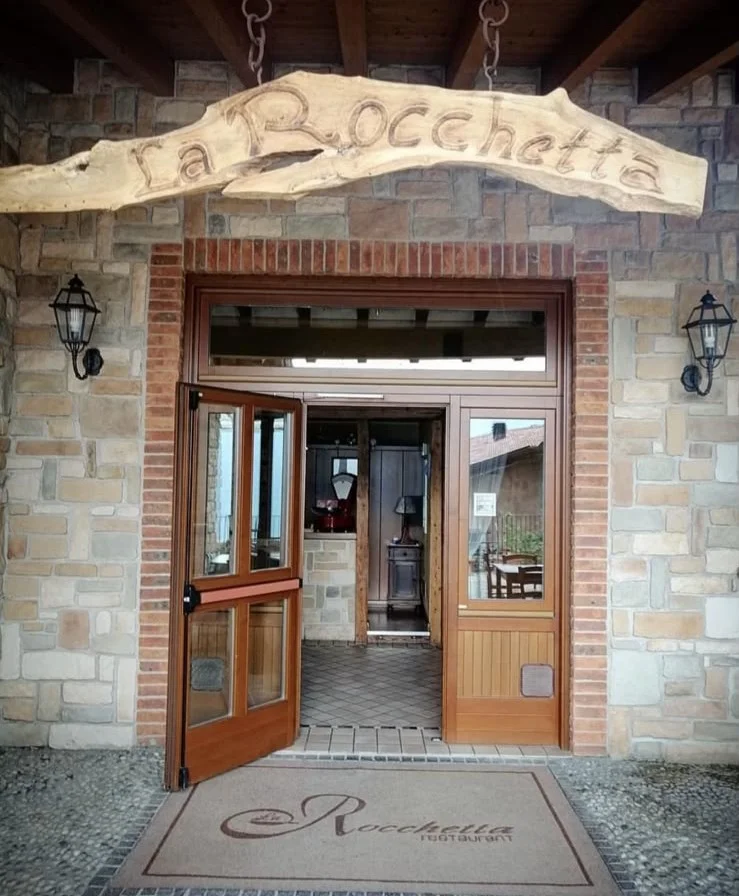 L’ingresso della Rocchetta con l’insegna in legno intagliato