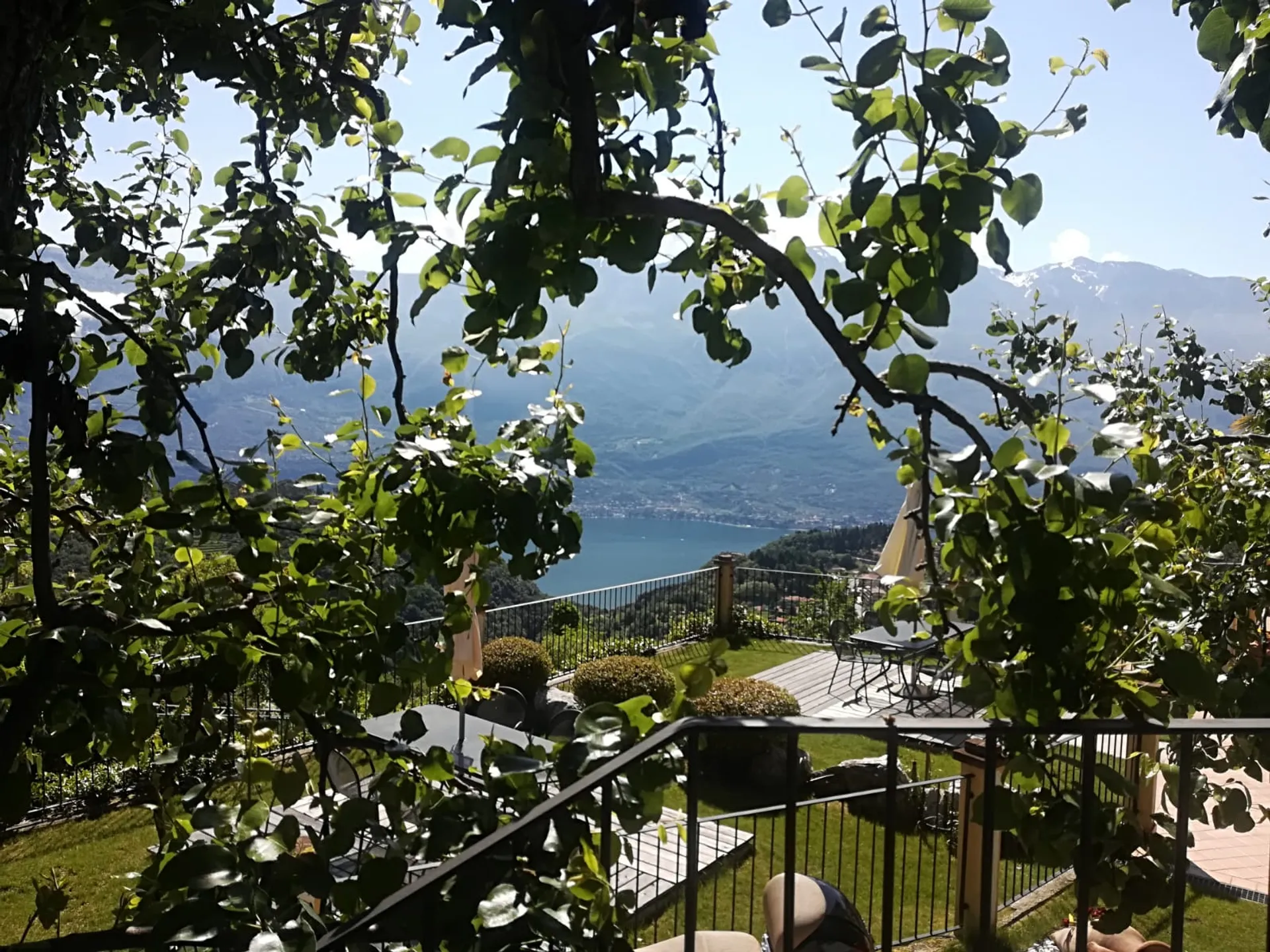 La terrazza con vista lago