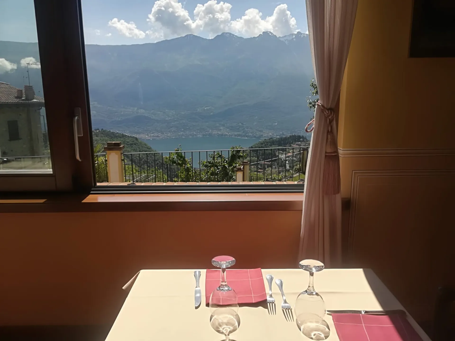 Tavolo apparecchiato con vista panoramica sul Lago di Garda
